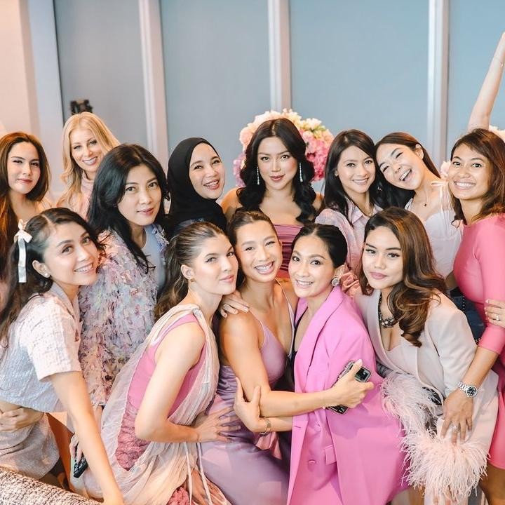 <p>Acara <em>baby shower</em> ini berlangsung meriah di sebuah hotel di Jakarta. Hampir semua tamu yang hadir terlihat mengenakan pakaian berwarna merah muda atau pink. Warna ini dipilih karena Jedar akan dikaruniai anak berjenis kelamin perempuan, Bunda. (Foto: Instagram @inijedar)</p>