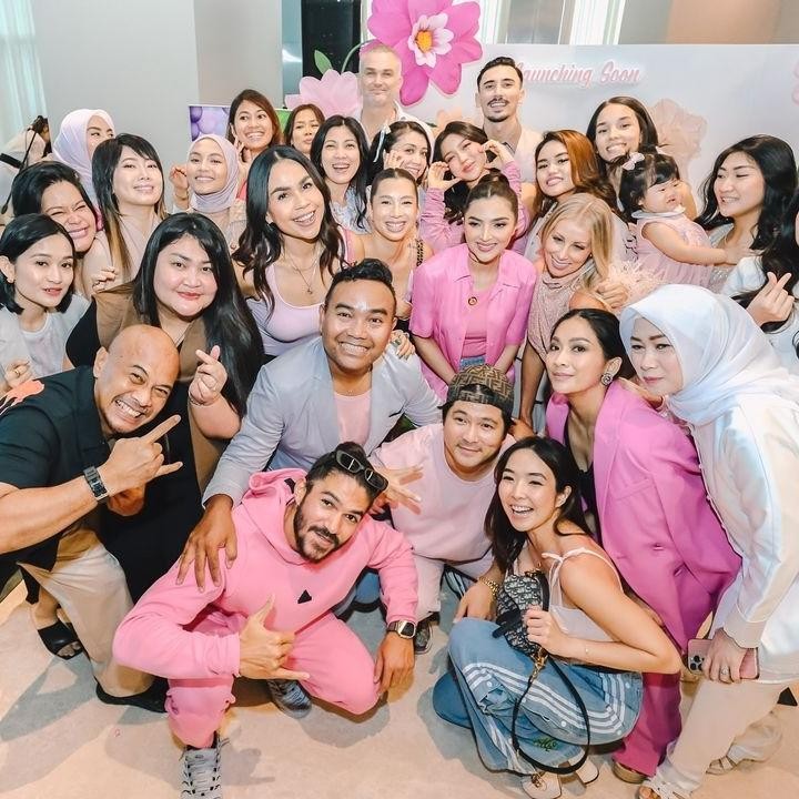 <p>Aktris dan presenter Jessica Iskandar tengah menanti kelahiran anak ketiganya, Bunda. Jelang persalinan, perempuan yang akrab disapa Jedar ini mengadakan pesta <em>baby shower</em> bersama teman-teman dekatnya. (Foto: Instagram @inijedar)</p>
