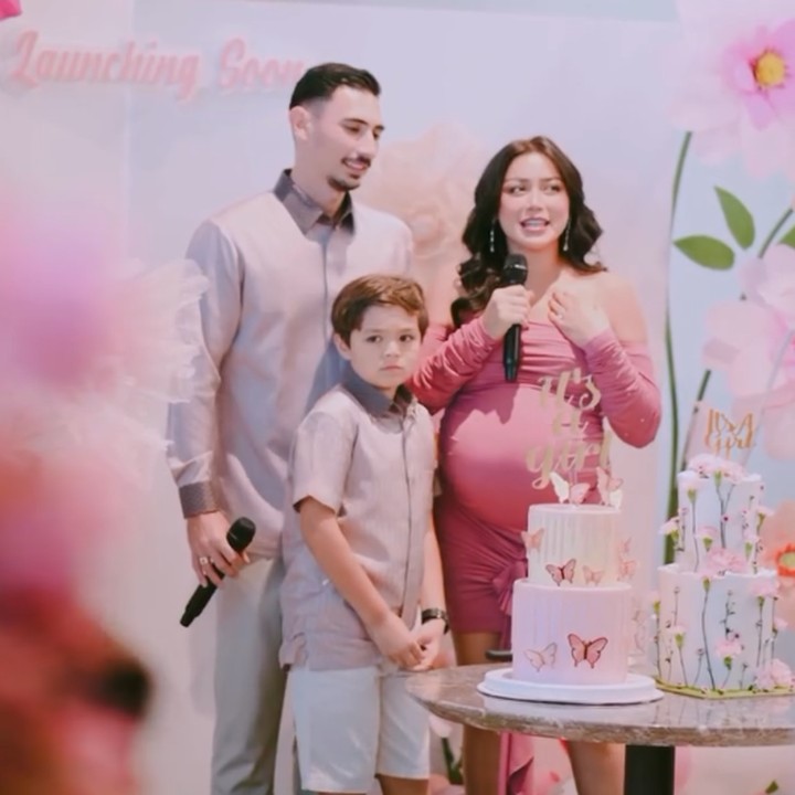 <p>Dalam acara ini, Jedar mengenakan <em>mini dress</em> khusus untuk ibu hamil dengan desain <em>off shoulder.</em> Gaun berwarna merah muda ini menonjolkan<em> baby bump</em> kehamilan Jedar yang sudah masuk trimester terakhir. Sementara itu, sang suami Vincent Verhaag dan putranya kompak mengenakan baju berwarna merah muda dengan desain serupa. (Foto: Instagram @inijedar)</p>