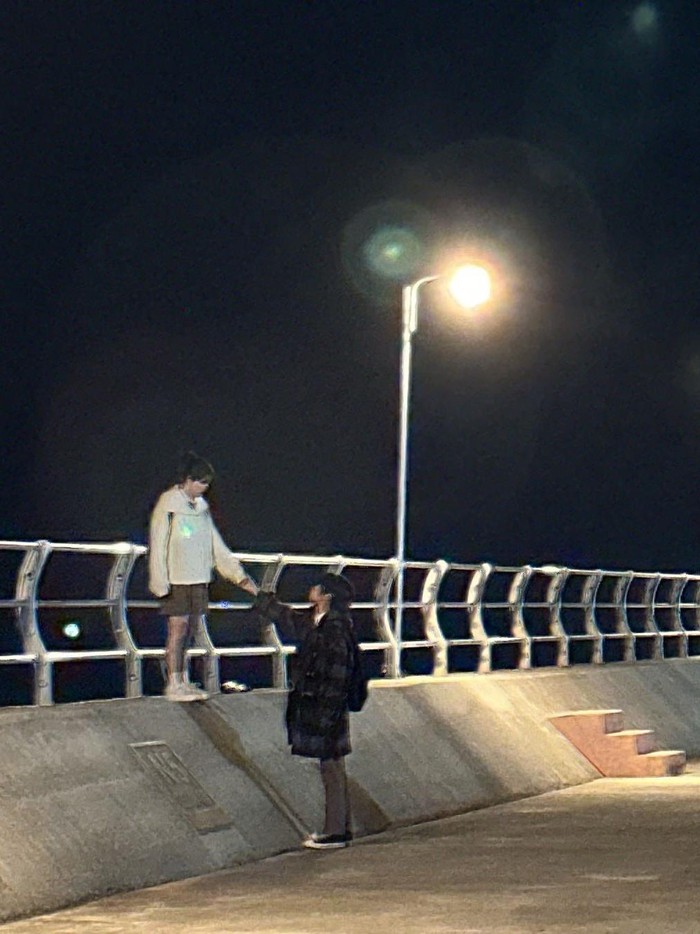 Di drakor tersebut, keduanya berperan sebagai dua orang yang tumbuh bersama sejak kecil layaknya saudara kandung./ Foto: instagram.com/hi_high_hiy