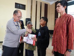 Senangnya Tunarungu Pacitan Terima Alat Bantu Dengar dari Bhayangkari