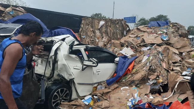 Korban insiden kecelakaan beruntun di Tol Cipularang KM 92, Purwakarta, Jawa Barat bertambah menjadi 29 orang.