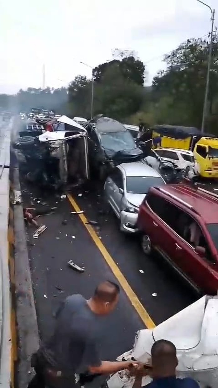 Kecelakaan beruntun di Tol Cipularang