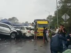 Tabrakan Beruntun di Km 92 Tol Cipularang Libatkan 10 Kendaraan