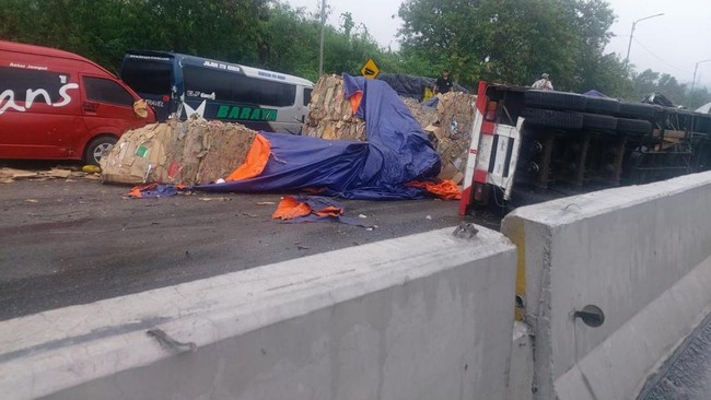 Kabid Humas Polda Jabar menyatakan kecelakaan beruntun di KM92 Tol Cipularang arah Jakarta itu diduga berawal dari truk bermuatan berat mengalami rem blong.