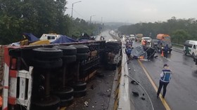 Kardus-kardus Berserakan di Lokasi Kecelakaan Beruntun Tol Cipularang