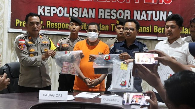 Kepala Cabang Kantor Pos di Natuna Kepri ditangkap usai pakai dana bansos sebesar Rp448 juta untuk judi online.