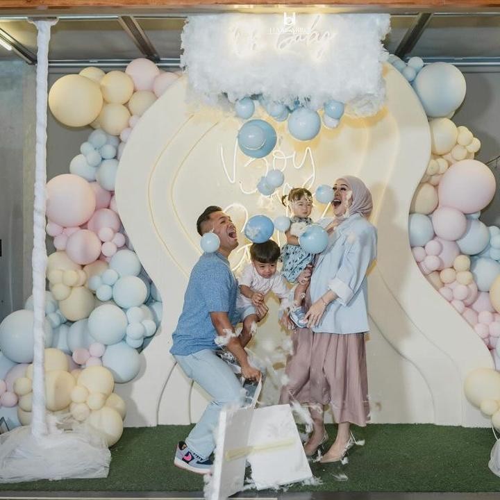<p>Acara gender reveal ini banyak dihiasi dekorasi balon berwarna pastel yang didominasi merah muda, biru, dan kuning. Di panggung utama acara, Kesha dan sang suami meletakkan kotak putih di atap yang berisi balon untuk mengungkap jenis kelamin anak ketiga mereka. (Foto: Instagram @kesharatuliu05)</p>