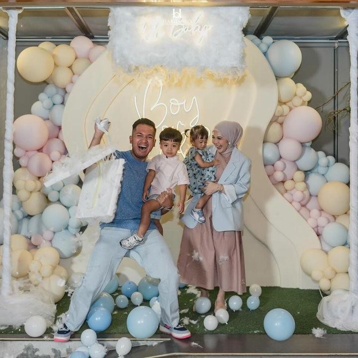 <p>Kesha dan sang suami mengundang kerabat dan teman dekat mereka di acara ini. Semua tamu yang datang mengenakan pakaian bernuansa warna biru dan merah muda, yang mewakili tebakan jenis kelamin laki-laki dan perempuan. (Foto: Instagram @kesharatuliu05)</p>