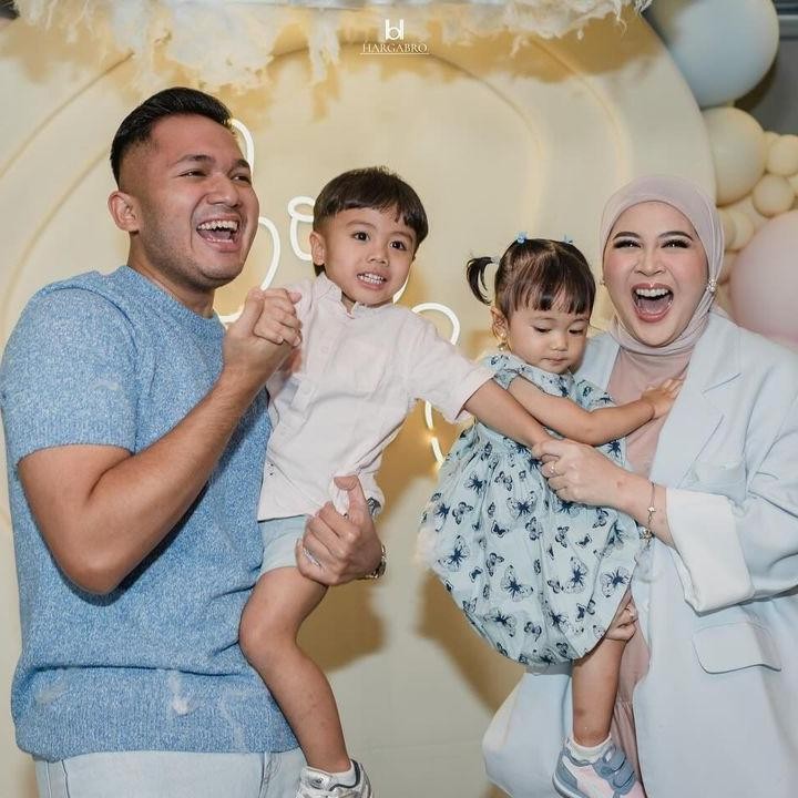 <p>Kesha diketahui akan melahirkan anak ketiga berjenis kelamin laki-laki, Bunda. Jenis kelamin anaknya ini diketahui publik setelah Kesha dan sang suami mengadakan acara<em> gender reveal</em> beberapa waktu lalu. (Foto: Instagram @kesharatuliu05)</p>