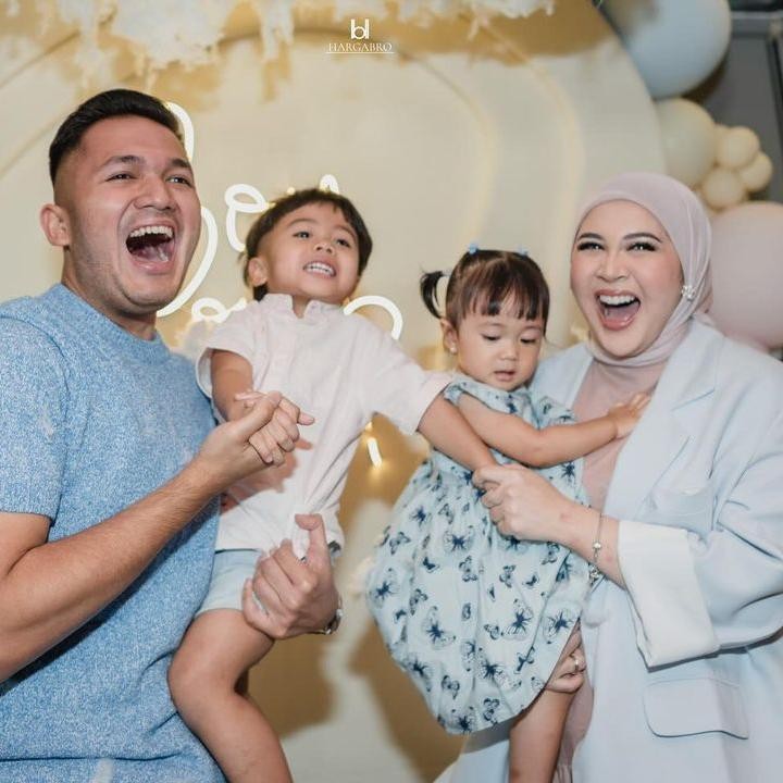 <p>Aktris Kesha Ratuliu sempat syok saat mengetahui kehamilan ketiganya yang tidak direncanakan. Pasalnya, Kesha sedang menggunakan kontrasepsi IUD saat mengetahui dirinya hamil, Bunda. Meski sempat syok, Kesha dan sang suami Adhi Permana menerima takdir Tuhan dan percaya bahwa ini adalah yang terbaik untuk mereka. (Foto: Instagram @kesharatuliu05)</p>