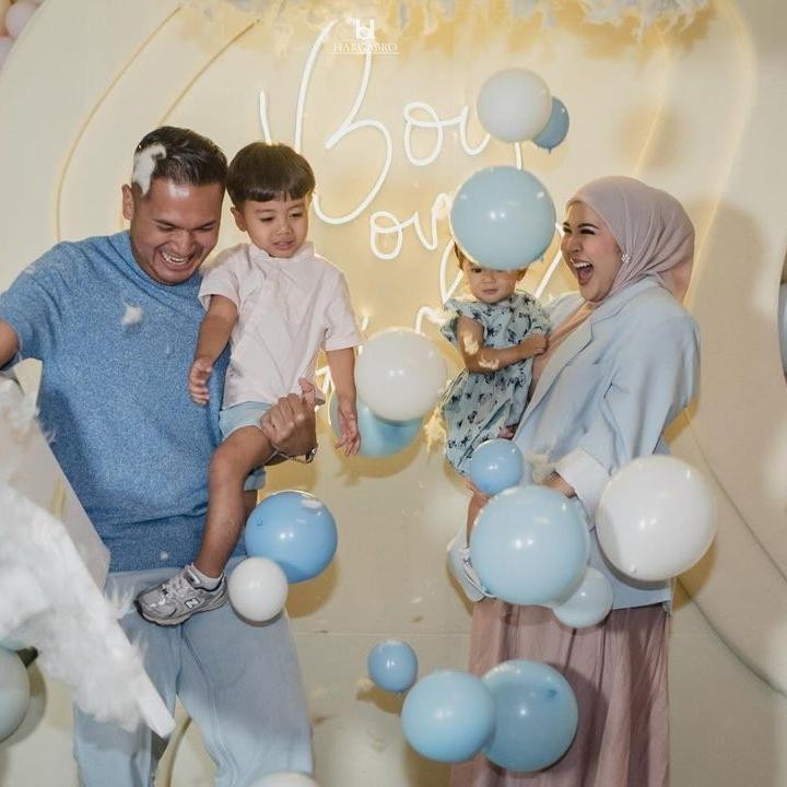 <p>Saat acara puncak berlangsung, Kesha dan suaminya memukul dengan keras kotak yang ada di atas panggung acara. Dari balon-balon biru yang keluar diketahui anak ketiga mereka berjenis kelamin laki-laki, Bunda. "<em>It’s a…BOY</em>!!!!! Seneng bgt, Zyzy bakal ada temen. Dan Aisha diapit sama dua cowo ganteng. <em>The real pricess</em> deh Aisha." tulis Kesha. (Foto: Instagram @kesharatuliu05)</p>