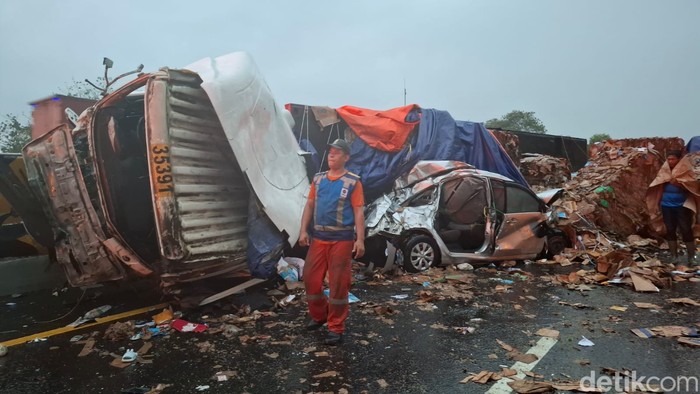 Kondisi TKP tabrakan beruntun di Tol Cipularang