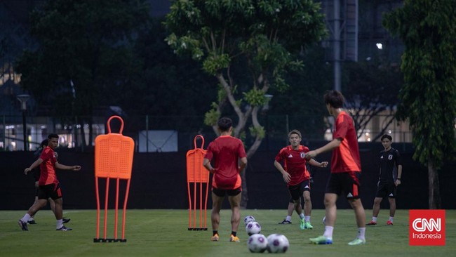 Pemain timnas Jepang unjuk gigi umpan-umpan cepat presisi dalam sesi latihan terbuka, Rabu (13/11), jelang bentrok melawan Timnas Indonesia.