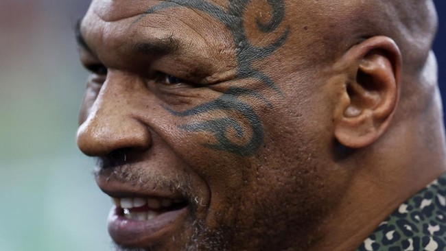 Mesin waktu saat ini tidak ada, namun Mike Tyson punya kesempatan memperbaiki kesalahan dan penyesalan masa lalu lewat duel lawan Jake Paul di ring tinju.