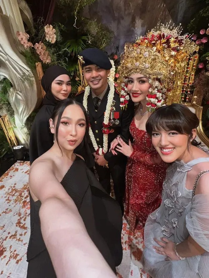 Nggak ketinggalan nih, anggota Blink, yakni Ify, Agatha Pricilla, Sivia yang hadir kompak dengan outfit warna hitam dan abu-abu (Blink/Foto: instagram.com/siviazizah)