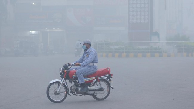 Polusi udara parah di Pakistan melebihi batas aman, sejumlah kegiatan publik dibatasi.