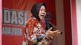 Melihat Kakek Berpakaian Lusuh, Risma Hentikan Pidato dan Beri Bantuan