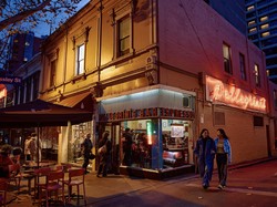 Secangkir Kopi dan Keramahan di Pellegrinis Espresso Bar Melbourne