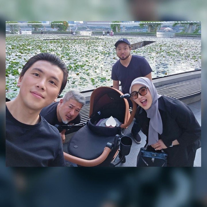 <p>Dalam rangka merayakan tiga bulan usia baby R, Syahrini dan suaminya, Reino Barack, mengunggah momen bersama Si Kecil ketika berjalan-jalan di Singapura. Gemas banget, ya. (Foto: Instagram: @princessyahrini)</p>