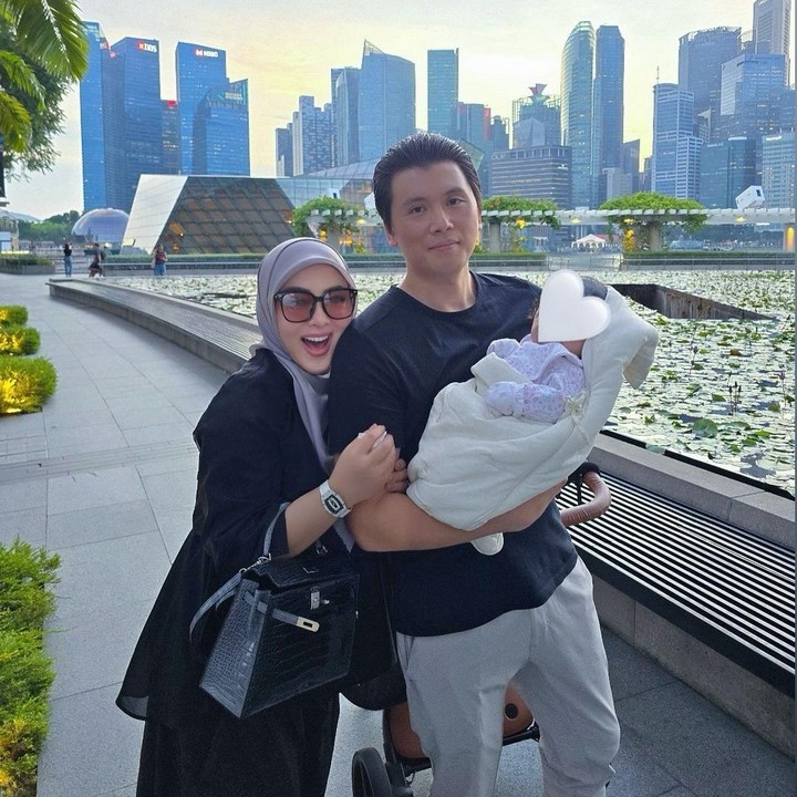 <p>Reino Barack resmi menjadi seorang Ayah ketika putri pertamanya, baby R, terlahir ke dunia. Si Kecil yang nama dan wajahnya masih disembunyikan ini lahir pada 1 Agustus 2024 di Singapura, Bunda. "<em>MashaAllah</em>. <em>Bismillahirahmanirrahim</em>. Singapura, 1 Agustus 2024. Menyambut kelahiran anak kami yang berharga di hari ulang tahunku," ujarnya Syahrini. (Foto: Instagram: @princessyahrini)</p>