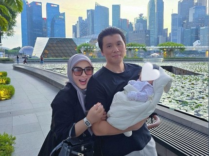 7 Potret Kebahagiaan Syahrini dan Reino Barack Rayakan 3 Bulan Kelahiran Baby R di Singapura