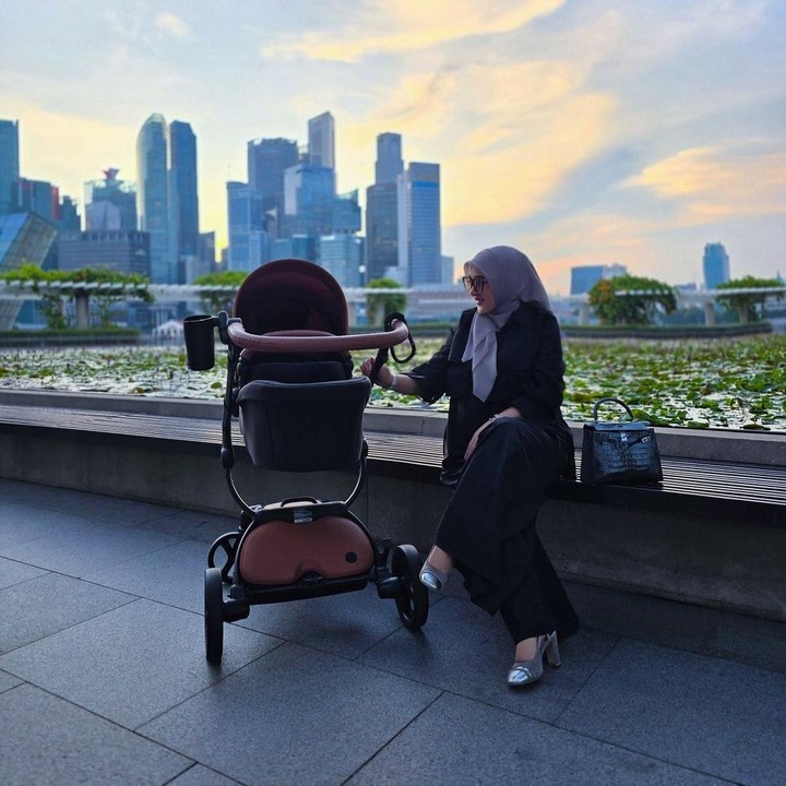 <p>Penyanyi cantik Syahrini melahirkan putri pertamanya pada 1 Agustus 2024, Bunda. Di bulan November ini, Si Kecil pun sudah genap berusia tiga bulan. (Foto: Instagram: @princessyahrini)</p>