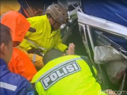 4 Mobil Derek Dikerahkan untuk Evakuasi Tabrakan Beruntun di Tol Cipularang
