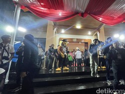Hujan Deras, Semangat Pendukung Paslon di Debat Pilgub Jabar Tak Luntur