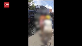 VIDEO: Rebutan Hp Mertua, Suami Bacok Istri di Tepi Jalan