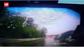VIDEO: Detik-detik Truk Terguling Picu Kecelakaan di Tol Cipularang