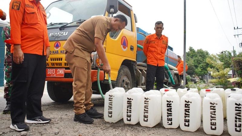 Pemerintah Kabupaten (Pemkab) Kediri secara rutin melakukan distribusi air bersih untuk warga Dusun Petung Ombo, Desa Sepawon, Kecamatan Plosoklaten