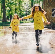 Benarkah Main Air Hujan Bisa Bikin Demam? Ketahui Penjelasannya di Sini!