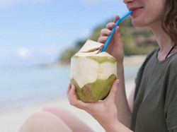 8 Manfaat Air Kelapa Muda untuk Kesehatan Tubuh