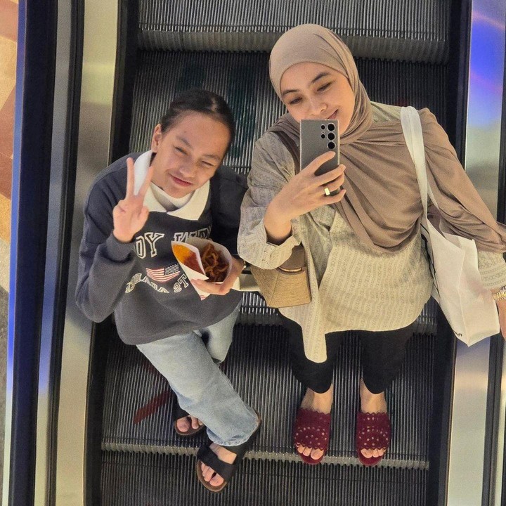 <p>Memiliki anak yang sudah ABG membuat Dian Ayu harus siap menjadi tempat curhat putrinya. Perempuan 38 tahun ini sering memposisikan dirinya sebagai sahabat sang anak untuk mendengarkan keluh kesah dan <em>sharing</em> pengalaman, Bunda. "Kenalin ini sahabat umi yg baru. Namanya Embun, umurnyaa masih 11, tapiii kalo curhat udah buanyaaaak banget! Tiap hari pastiiii ada aja keluh kesahnyaa.. Karena kita udah sahabatan, jadi umi punya banyaaak banget rahasia dia," tulis Dian Ayu dalam salah satu unggahan di Instagram. (Foto: Instagram @dianayulestari</p>