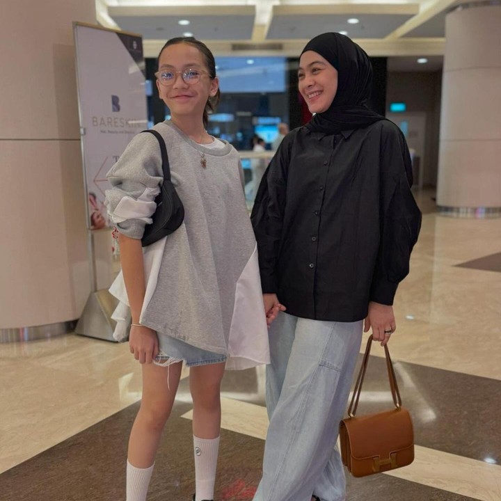 <p>Selain tempat curhat, Embun yang sudah beranjak remaja juga sering tukeran baju dengan sang Bunda. Dian Ayu tampaknya senang dengan kebiasaan baru ini, meski ia terlihat masih khawatir bila anaknya sampai ikut tukeran <em>makeup</em>. "yang baru 11 tahun, udah pakein baju uminyaa, sepatunyaa sihh masih beda ukuran, kalo <em>makeup</em> mahh gak usah lahh yaa kakk," ungkap Dian Ayu. (Foto: Instagram @dianayulestari</p>