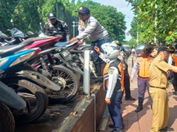 Dishub Cabut Pentil hingga Angkut Motor Parkir di Trotoar Sekitar Kampus UNJ