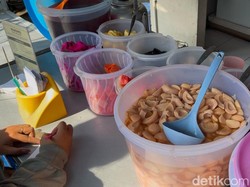 Slurpp! Asam Segar Es Salak Rp 5 Ribuan Buatan Bu Badung