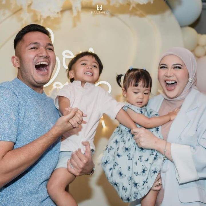<p>Artis cantik Kesha Ratuliu mengumumkan tengah mengandung anak ketiganya di saat anak keduanya, Aisha, baru genap satu tahun. Ketika Adiknya lahir kelak, Aisha akan genap berusia dua tahun, Bunda. (Foto: Instagram: @kesharatuliu05)</p>