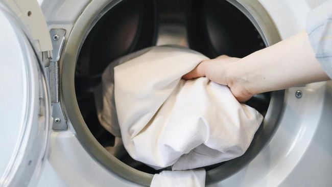 Catat, Ini Tips Agar Pakaian Nggak Bau Apek Saat Musim Hujan