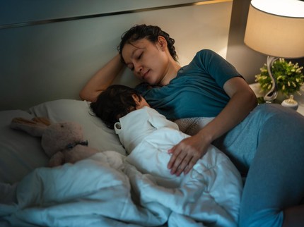 Bedsharing dengan Si Kecil saat Menyusui, Ketahui Manfaat dan Risikonya Bun