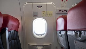 Merujuk Khabib, Siapa Saja Dilarang Duduk Dekat Pintu Darurat Pesawat?