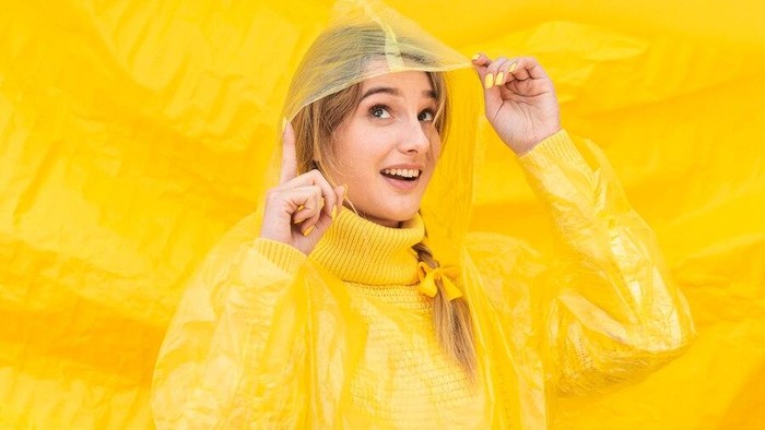BeauPicks: 5 Rekomendasi Jas Hujan Affordable untuk Kamu Pakai Selama Musim Hujan
