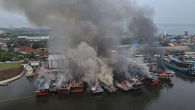 FOTO: Belasan Kapal Nelayan di Pelabuhan Pekalongan Ludes Terbakar