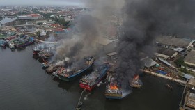 12 Kapal Nelayan di Pelabuhan Pekalongan Ludes Terbakar