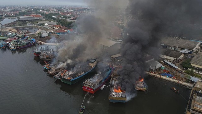 Kebakaran menghanguskan 12 kapal nelayan di Pelabuhan Perikanan Nusantara Pekalongan, Jawa Tengah pada Selasa (12/10) awal hari.