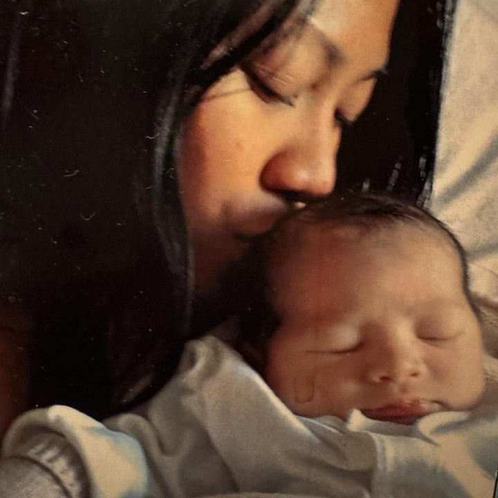 <p>Melalui <em>postingan</em> tersebut, Anggun menampilkan foto-foto lawas sang putri mulai dari bayi hingga potret terbarunya saat ini. "8 November. Kirana 17 tahun di bumi," tulis Anggun, dikutip dari laman <em>Instagram@anggun_cipta,</em> Selasa (12/11/2024). (Foto: Instagram@anggun_cipta)</p>