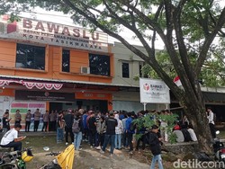 Tuding Laporan Tak Digubris, Mahasiswa Geruduk Bawaslu Tasikmalaya