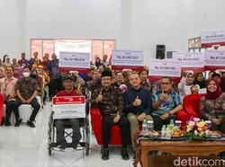 Mensos Beri Bantuan Rp 400 Juta ke Anak Penderita Penyakit Berat di Jaktim