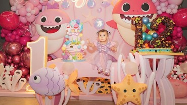 Beda 3 Gaya Nenek, Intip 7 Potret Meriah Ultah Pertama Azura Anak Atta & Aurel